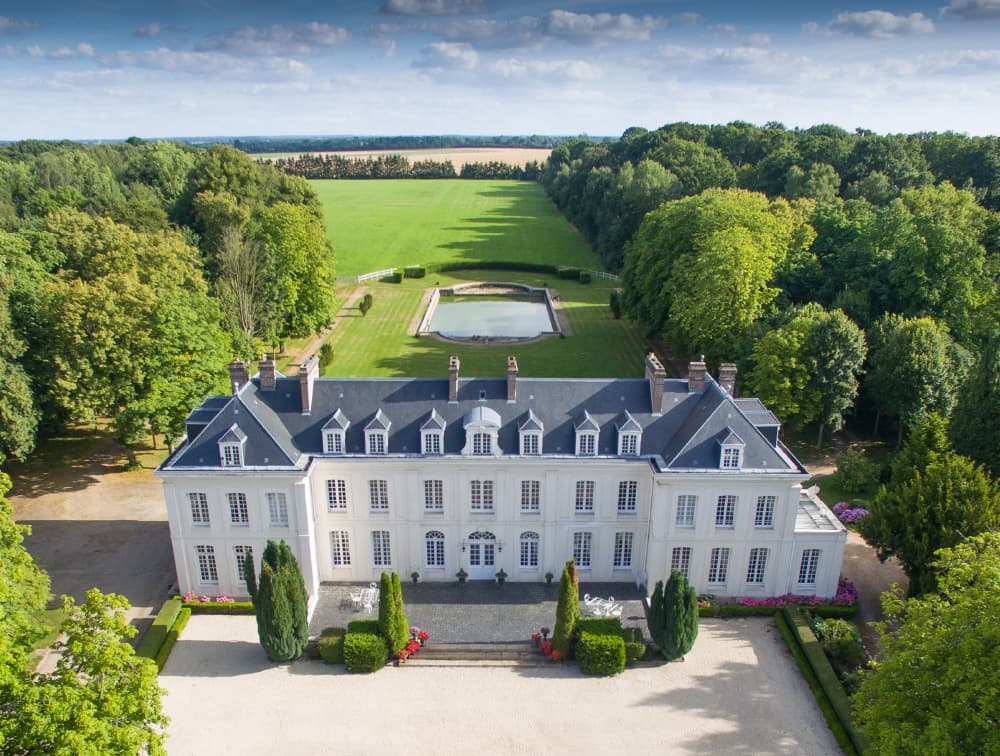 Le Domaine du Tremblay, un château situé en Normandie, entouré de grands espaces verts. Le Domaine du Tremblay, un château situé en Normandie, entouré de grands espaces verts.