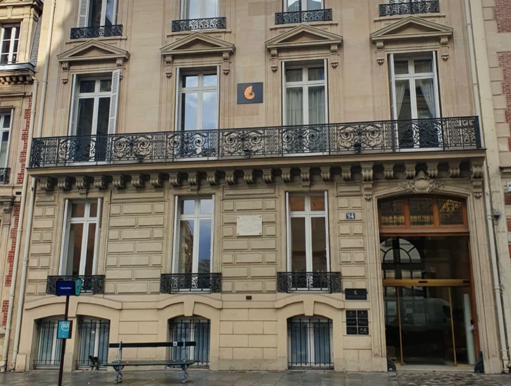 Bâtiment du huitième arrondissement de Paris où se trouvent les bureaux d’Optimum Gestion financière S.A. Bâtiment du huitième arrondissement de Paris où se trouvent les bureaux d’Optimum Gestion financière S.A.